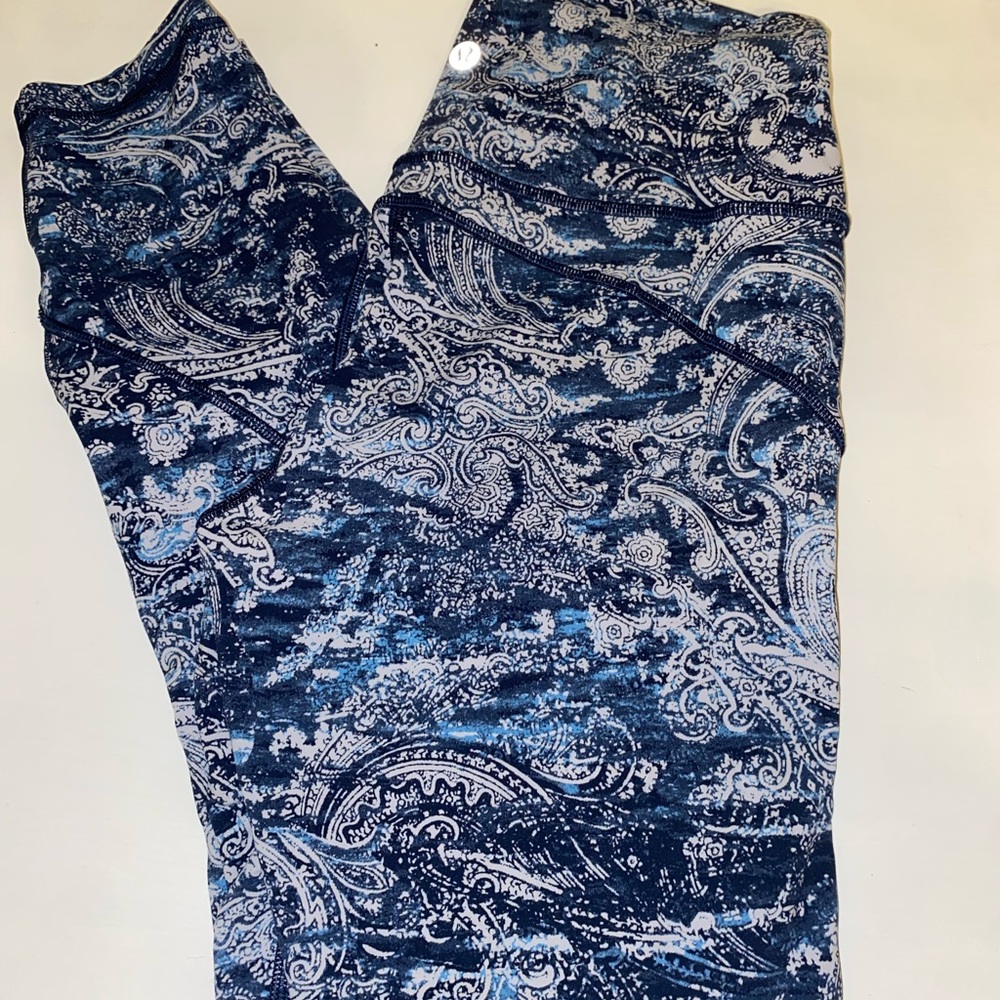 Lululemon patterned 7/8 legging size 6